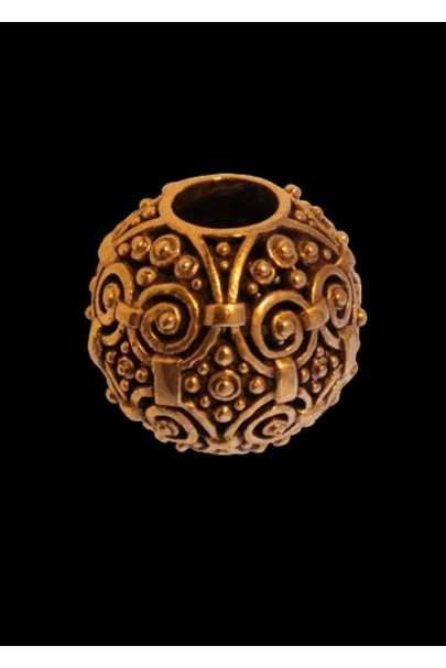 Abalorio de época Vikinga ornamentado grande, bronce